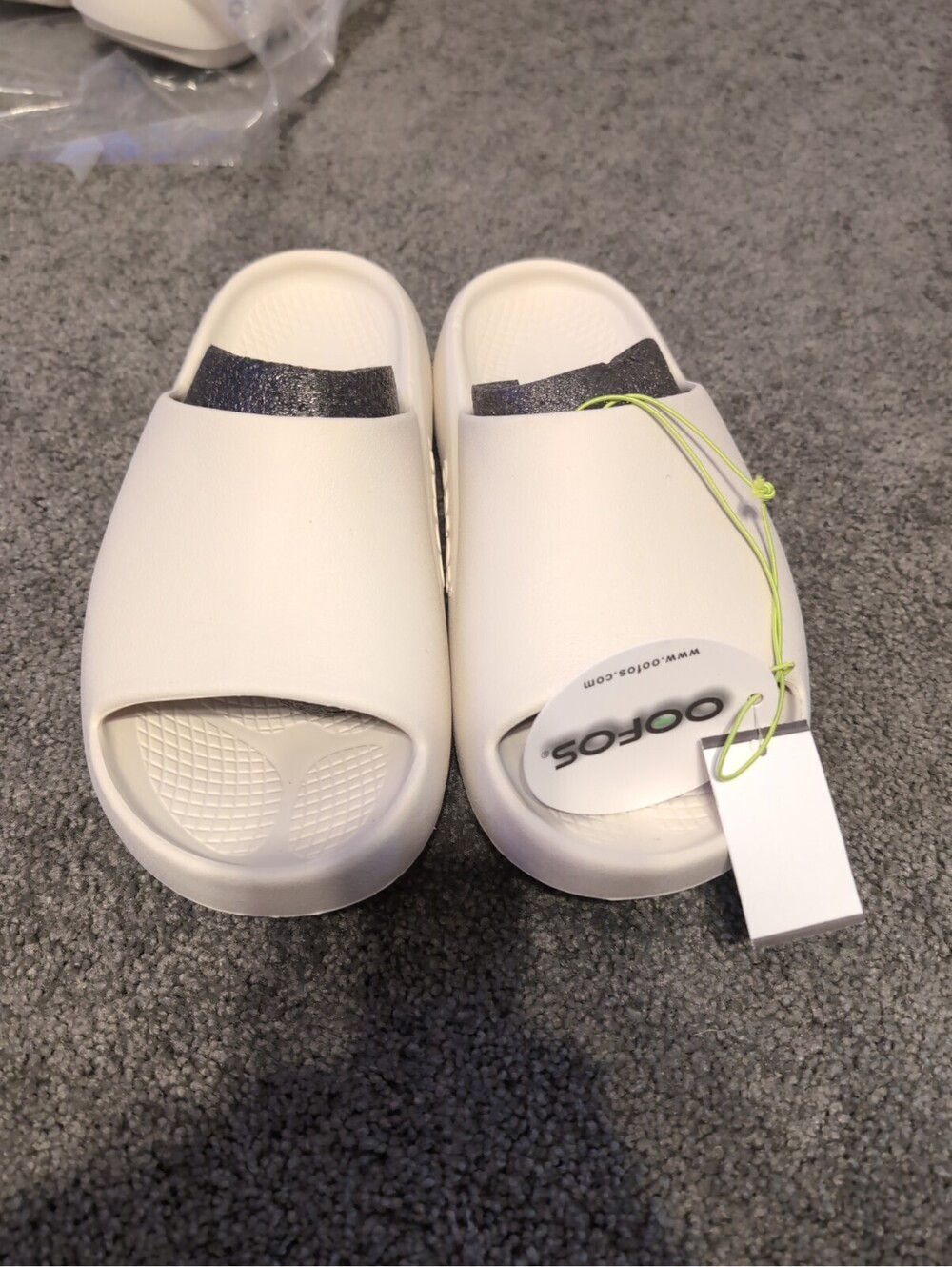 Oofos OOahh+ Slides Unisex - Men's 5/Women's 7 - Chalk